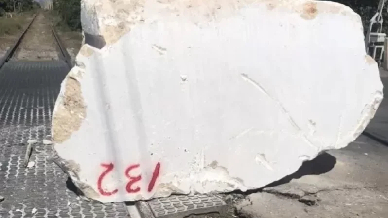 Մի քանի տոննա քաշ ունեցող հսկա քարե բեկորը երկաթուղային գծանցումում