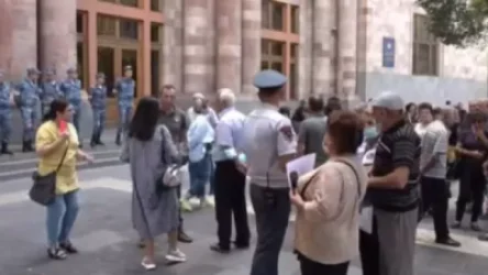 Բողոքի ակցիա՝ Կառավարության դիմաց․ պատերազմից հետո դրսում մնացած արցախցիները բնակարան են պահանջում