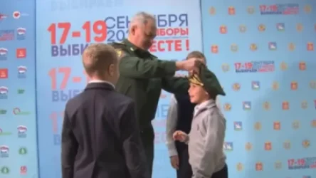 ՏԵՍԱՆՅՈՒԹ․ «Եթե լավ սովորես, կդառնաս գեներալ»․  Շոյգուն ընտրատեղամասում իր գլխարկը նվիրեց մի երեխայի