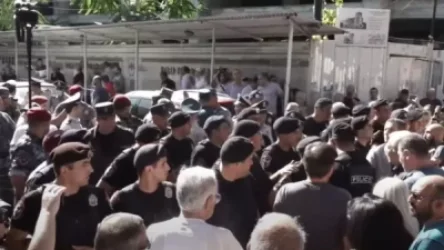 Լարված իրավիճակ Ազնավուրի հրապարակում. ոստիկանները բերման են ենթարկում ակցիայի մասնակիցներին