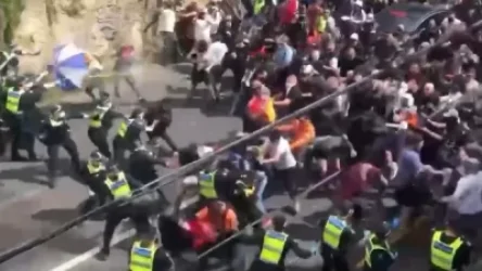 Սիդնեյում և Մելբուռնում կորոնավիրուսային սահմանափակումների և պարտադիր պատվաստումների դեմ բողոքի ակցիաներ են