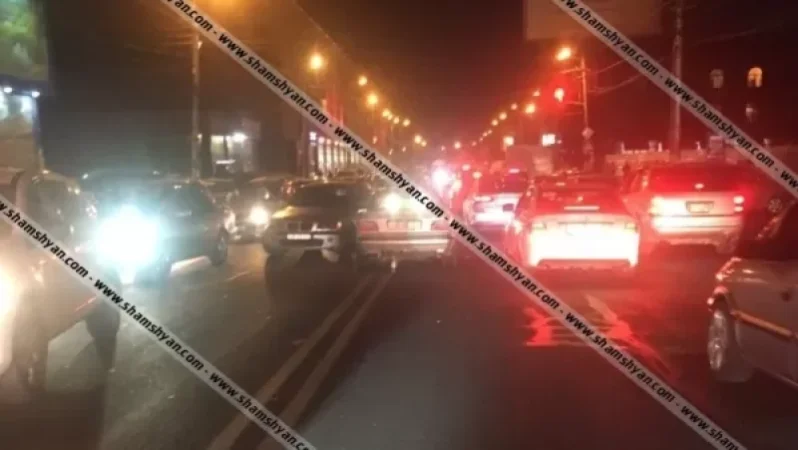 BMW-ի վարորդը վրաերթի է ենթարկել 2 հետիոտնի, ապա բախվել մեկ այլ ավտոմեքենայի