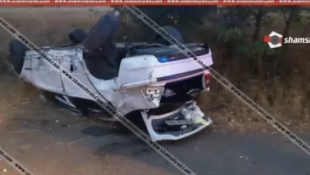 BMW-ն բախվել է երկաթե արգելապատնեշներին և գլխիվայր շրջվել