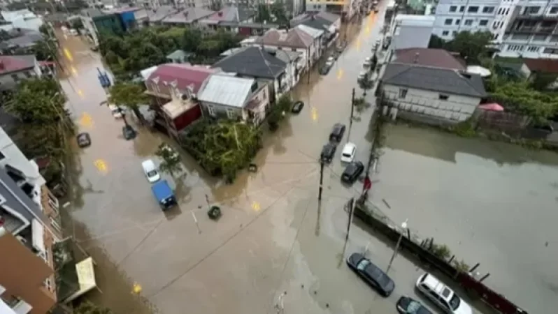 Լուսանկարներ․ Բաթում քաղաքի փողոցները հեղեղվել են հորդառատ անձրևի պատճառով