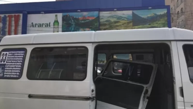 Երևանում ուղևորներով լի «Գազել»-ի դուռը պոկվել է