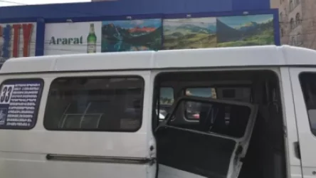 Երևանում ուղևորներով լի «Գազել»-ի դուռը պոկվել է