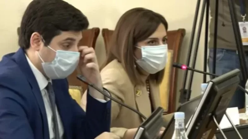 Ներողություն եմ խնդրում, որ դիմակը դեմքիս ջուր չեմ կարողանում խմել.Ավանեսյանը հեգնեց