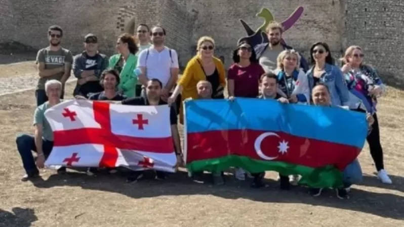 Photograph: Azerbaijanis Bring Group of Georgians to Shushi