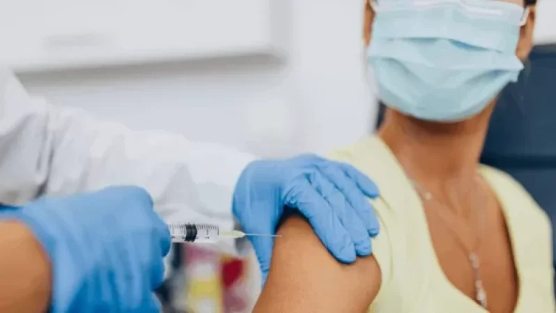 Կորոնավիրուսի դեմ վաղ կրկնակի պատվաստումը կարող է հանգեցնել կողմնակի բարդությունների. The Lancet