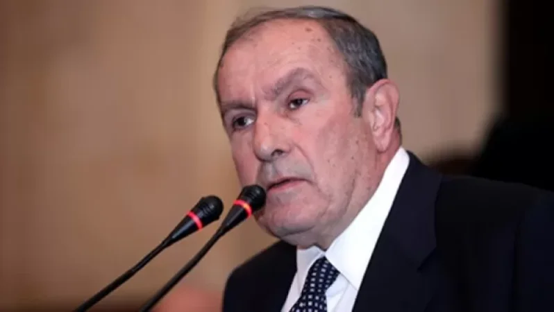 Լևոն Տեր-Պետրոսյանն առանձնազրույց է ունեցել Արցախի պետնախարար Արտակ Բեգլարյանի հետ