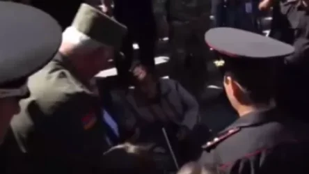 Եռաբլուրում Արշակ Կարապետյանը նստեց լացող կնոջ կողքին և վերցրեց նրա ձեռքի նամակը