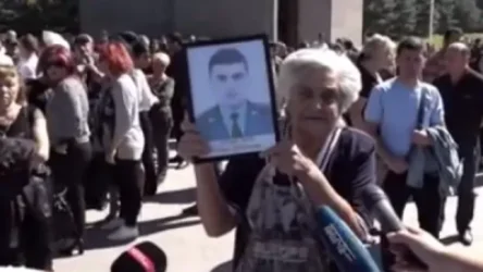 ՏԵՍԱՆՅՈՒԹ. Եռաբլուրում զոհված զինվորի մայրը բողոքի ձայն բարձրացրեց և մեղադրեց Փաշինյանին