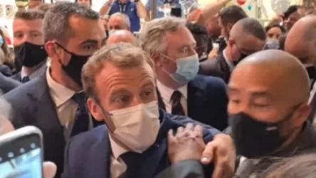 ՏԵՍԱՆՅՈՒԹ․ Անհայտ անձը Էմանուել Մակրոնի ուղղությամբ ինչ-որ առարկա է նետել