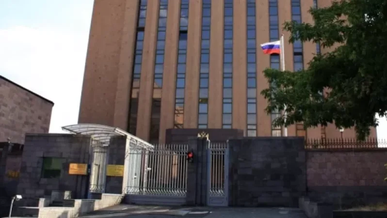 Հայաստանում Ռուսաստանի դեսպանատանը մեկ րոպե լռությամբ հարգել են զոհերի  հիշատակը. հայտարարություն