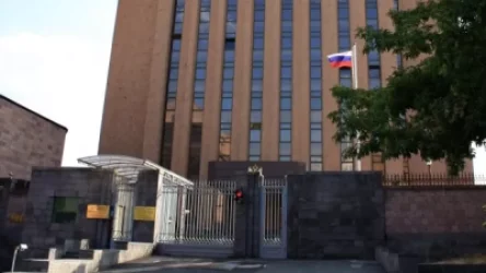 Հայաստանում Ռուսաստանի դեսպանատանը մեկ րոպե լռությամբ հարգել են զոհերի  հիշատակը. հայտարարություն