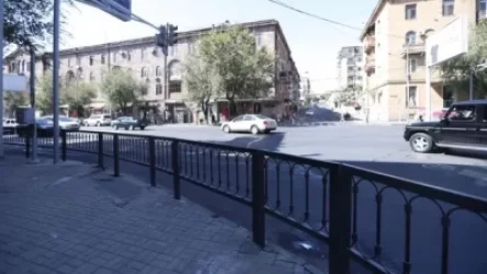Երևանի որոշ խաչմերուկներում մետաղական արգելապատնեշներ են տեղադրվում