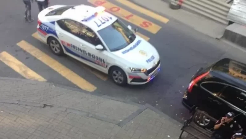 Ոստիկանական մեքենան` հետիոտնների համար նախատեսված անցման վրա. ոստիկանությունից մեկնաբանում են