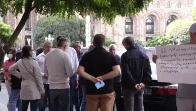 Բողոքի ակցիա կառավարության դիմաց․ Ո՞նց եղավ, որ 15 հազարանոց թեստը դարձավ 5000 դրամ