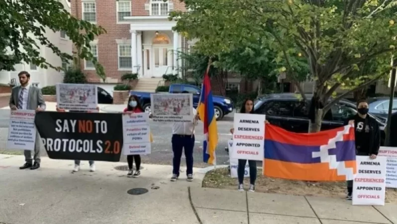 Մակունցը ոստիկանություն է կանչել՝ երիտասարդ ՀՅԴ-ականների բողոքի լուռ ակցիան ցրելու համար