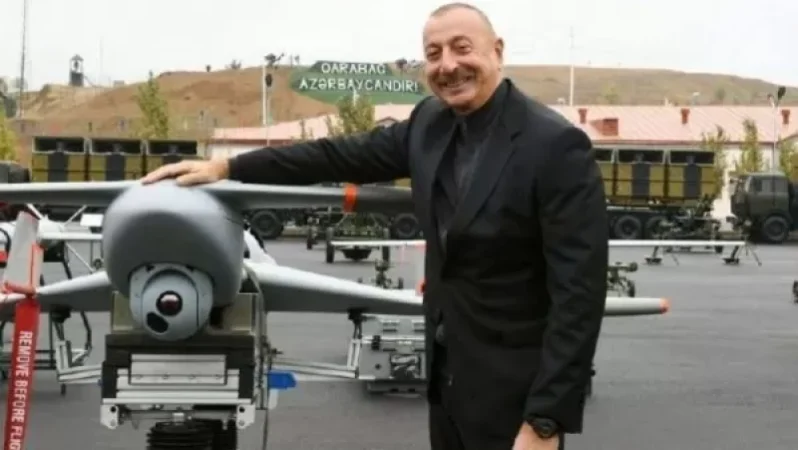 Ադրբեջանի բռնապետը ծաղրում է Իրանին` լուսանկարվելով իսրայելական ԱԹՍ-ների հետ