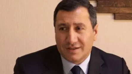 2000-ականներին Բաքվում վայրէջք է կատարել Մոսկվա-Երևան օդանավը և այդ օդանավի մեջ է եղել մեր բոլորի սիրելի Տիգրան Արզաքանցյանը․  Թաթուլ Հակոբյան