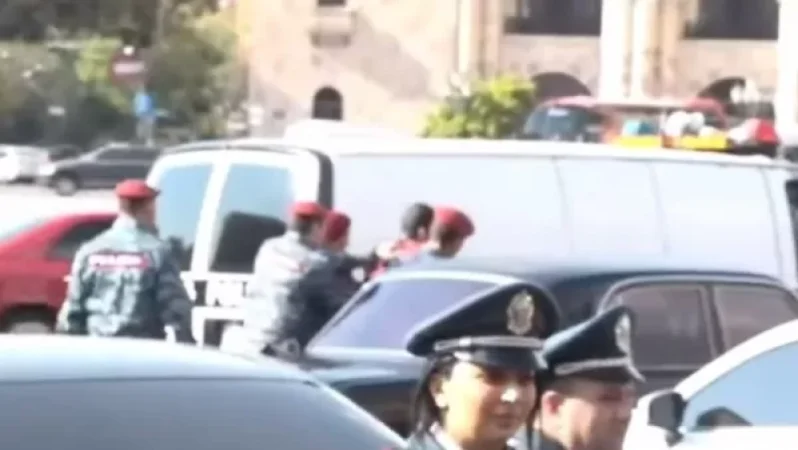 Ոստիկանները բերման ենթարկեցին  բողոքի ակցիայի մասնակից ակտիվիստին