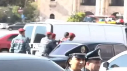 Ոստիկանները բերման ենթարկեցին  բողոքի ակցիայի մասնակից ակտիվիստին