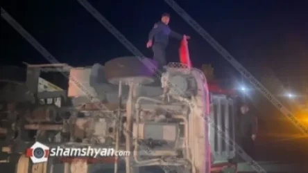 15 տոննա բանանով բարձված բեռնատարը կողաշրջվել է․ վարորդը վիրավոր է
