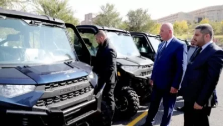 Սփյուռքահայ բարերարները հանդիպել են Արշակ Կարապետյանի հետ և ՊՆ-ին ամենագնացների խմբաքանակ նվիրել