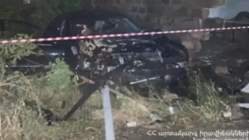 Էջմիածնում «Mercedes-Benz» մակնիշի բախվել է բնակելի տան պատին և բռնկվել