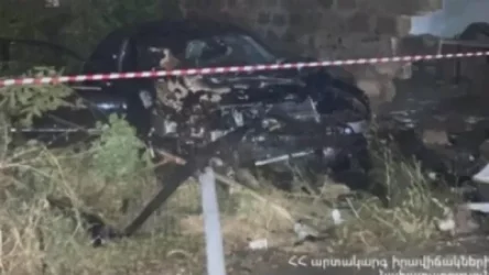Էջմիածնում «Mercedes-Benz» մակնիշի բախվել է բնակելի տան պատին և բռնկվել