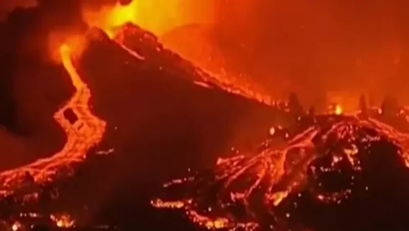 Պալմա կղզում լավան իր հետ եռահարկ շենքի չափով հսկայական բեկորներ է տանում