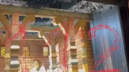 ՏԵՍԱՆՅՈՒԹ. Կադրեր՝ ինչպես է ՌԴ-ում դեկորացիան հանդիսատեսի առջև ընկնում դերասանի վրա