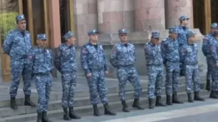 Ոստիկանները պատ կազմեցին․ ինչ է կատարվում կառավարության շենքի մոտ