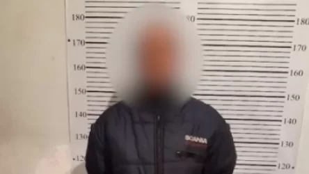 Արյան ճնշումը չափելու պատրվակով մտել է հիվանդանոցի ընդունարան, մուտքի դուռը փակել, պահանջել բուժաշխատողների հեռախոսը