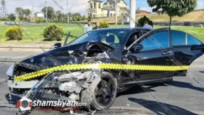 Խոշոր ավտովթար՝ Երևանում. Երևանյան լճի մոտ բախվել են Mercedes-ները, կան վիրավորներ