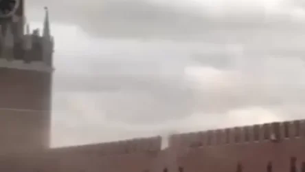 Ուժգին քամուց Կրեմլի պարիսպը վնասվել է