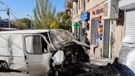 ՏԵՍԱՆՅՈՒԹ. Տեսախցիկը ֆիքսել է՝ ինչպես է Ford Transit-ը դուրս գալիս երթևեկելի գոտուց և բախվում պատին. վարորդի ցուցմունքը ըստ կադրերի կեղծ էր