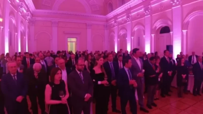 «Այ սենց են խնդում մարդկանց վրա նախագահականում». լրագրող