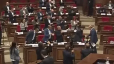 Պատգամավորները ծափերով դիմավորեցին Արթուր Սարգսյանին