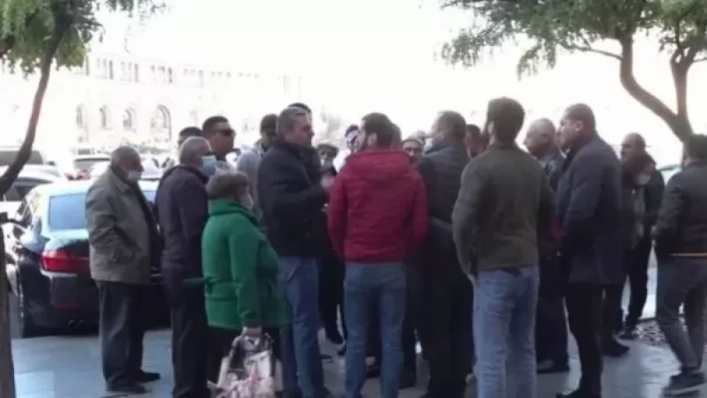 Գումարները վերցրել են, բայց  2 տարի է շենքն այդպես էլ չեն կառուցել. բողոքի ակցիա` կառավարության շենքի առաջ