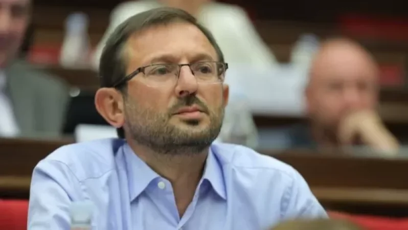 Դժվար չէ՞ վարչապետի ենթակայության տակ աշխատելը. Մանուկյանը՝ ՊՆ փոխնախարարին