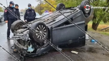 Երևանում Toyota-ն բախվել է գազատար խողովակին, կոտրել այն և գլխիվայր հայտնվել ճանապարհի մեջտեղում