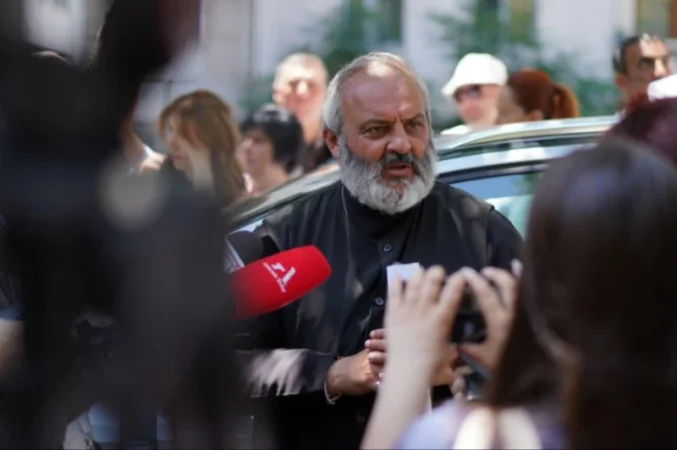 Ես ասել եմ նկարներ ունե՞մ, hիվա՞նդ է դա․ Բագրատ Սրբազանը՝ Արթուր Հովհաննիսյանի հայտարարության մասին