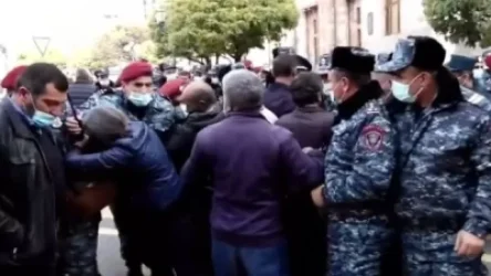 ՏԵՍԱՆՅՈՒԹ. «Տղիս տուր, թողնեմ՝ գնամ». ոստիկանները հրելով հեռացրին ցուցարարներին փողոցի բանուկ մասից