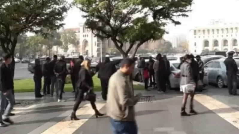 Անհետ կորած զինծառայողների հարազատները կառավարության դիմաց են