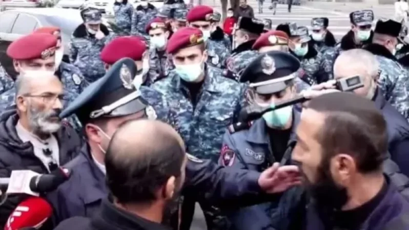 «Գնա ֆորմեդ հանի, արի կանգնի մեր կողքը». կորած և զոհված զինծառայողների հարազատները` ոստիկանին