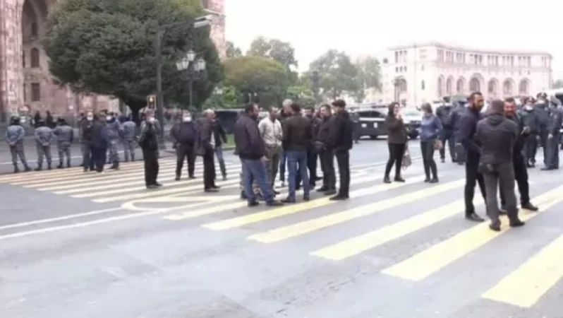 «Եթե դուք ուժ կիրառեք, մենք էլ կկիրառենք». լարված իրավիճակ հրապարակում