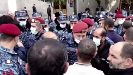 ՏԵՍԱՆՅՈՒԹ. «Գնա տղիս բեր, նոր խոսա հետս». լարված իրավիճակ կառավարության շենքի դիմաց