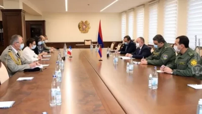 Արշակ Կարապետյանը և ՀՀ-ում Ֆրանսիայի դեսպանը քննարկել են հայ- ադրբեջանական սահմանին տիրող իրավիճակը